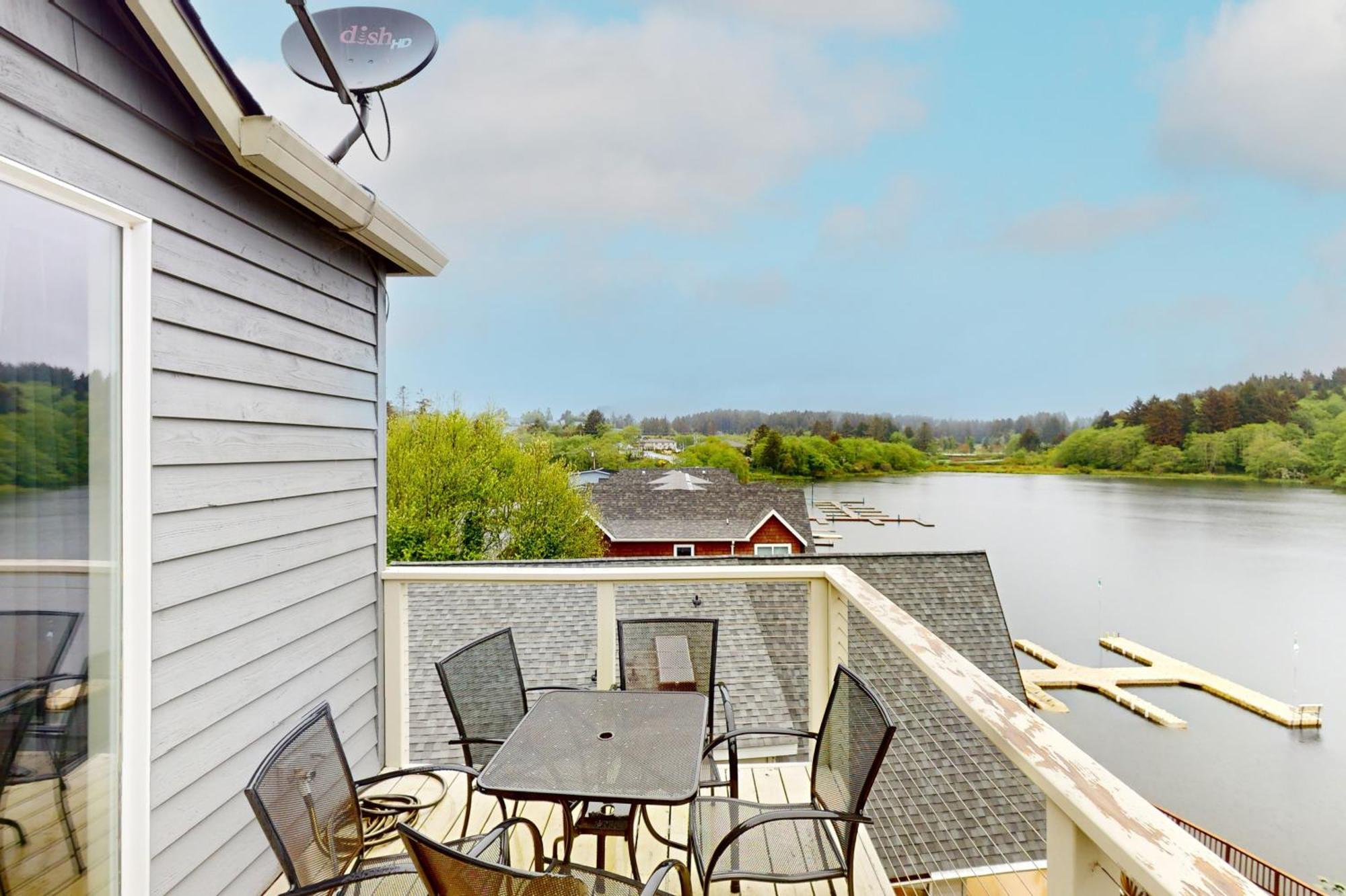 Lazy Lookout On Devils Lake Lincoln City Exterior photo