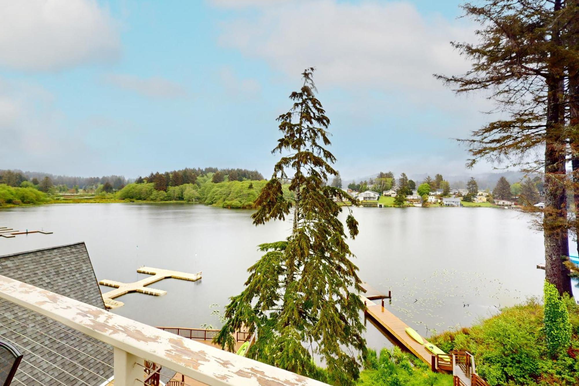 Lazy Lookout On Devils Lake Lincoln City Exterior photo